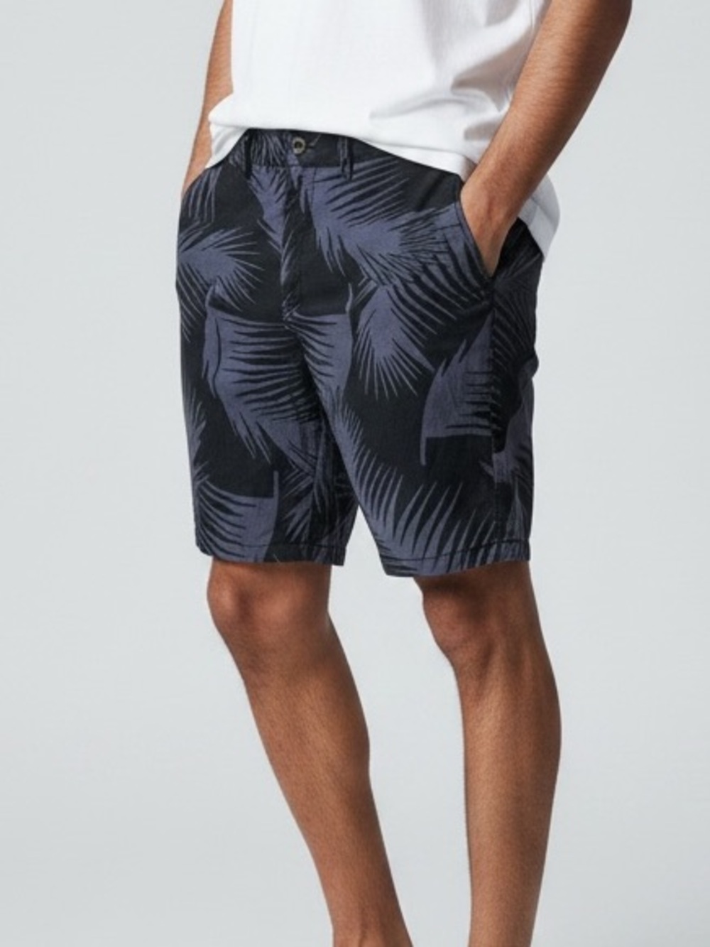 Joe Fresh Black and Charcoal Palm-Print casual Shorts‎ size 32